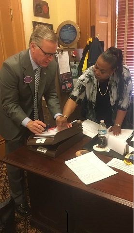 
Sen. Faust-Goudeau negotiates SB 275 with Sen. Braun, to reduce excesses in drivers license suspensions.
